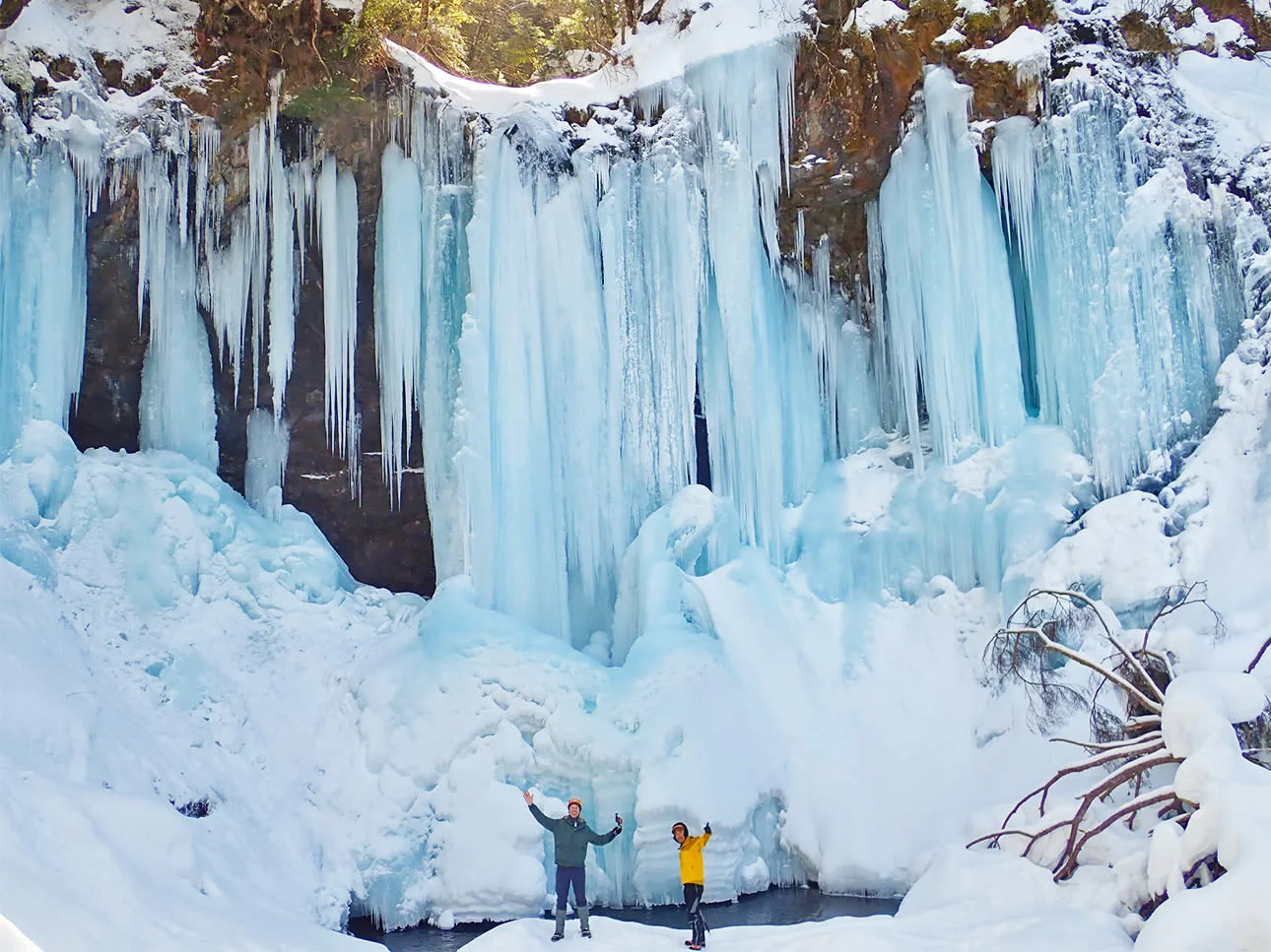 Hida-Osaka Frozen Waterfall Trekking Near Gero Onsen